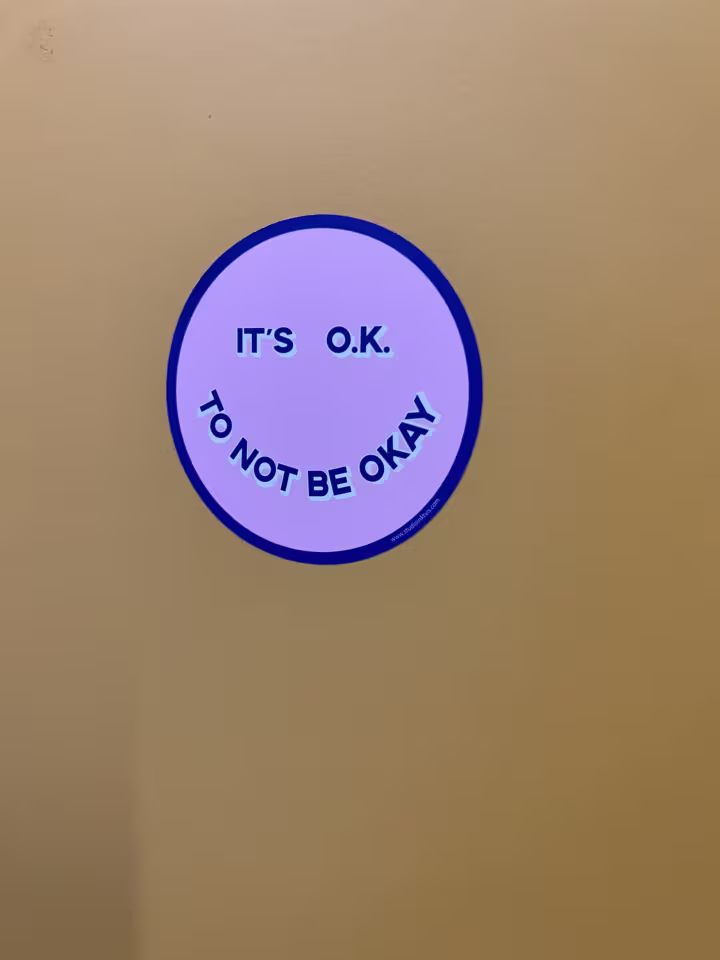 Bild 6: Stimmt. Aufkleber auf Marie Lehmanns Bürotür