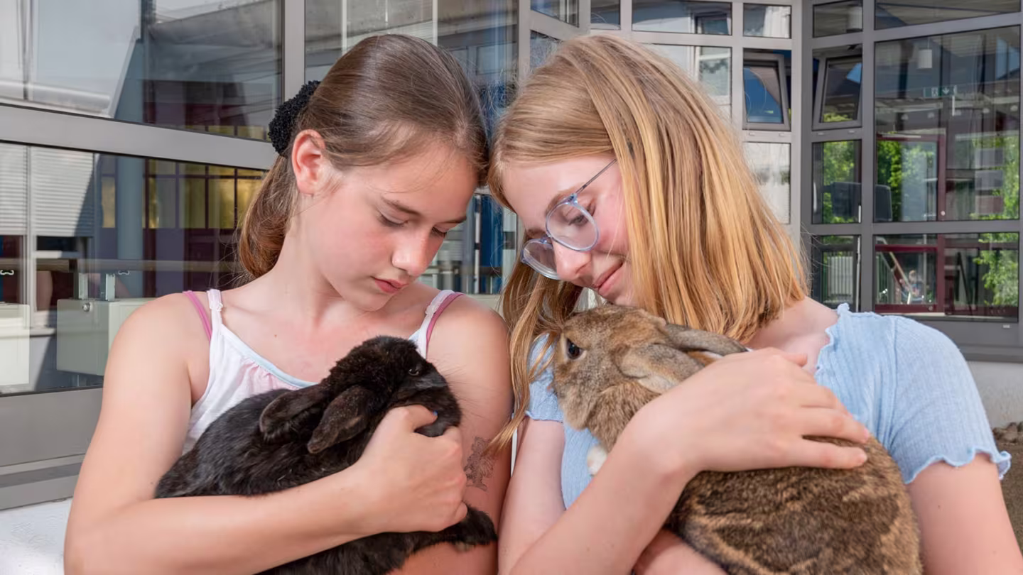 Schülerinnen im Einklang mit der Natur