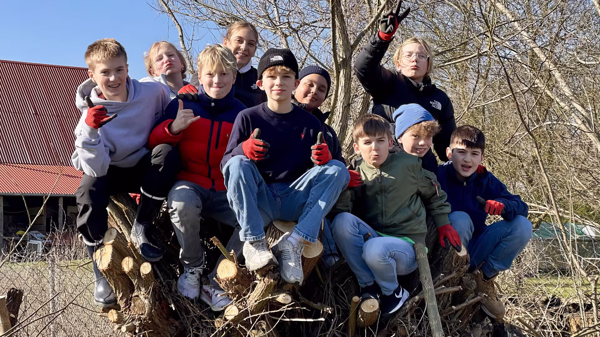 Frühling im Anmarsch – die 6. Klasse gestaltet den Schulgarten