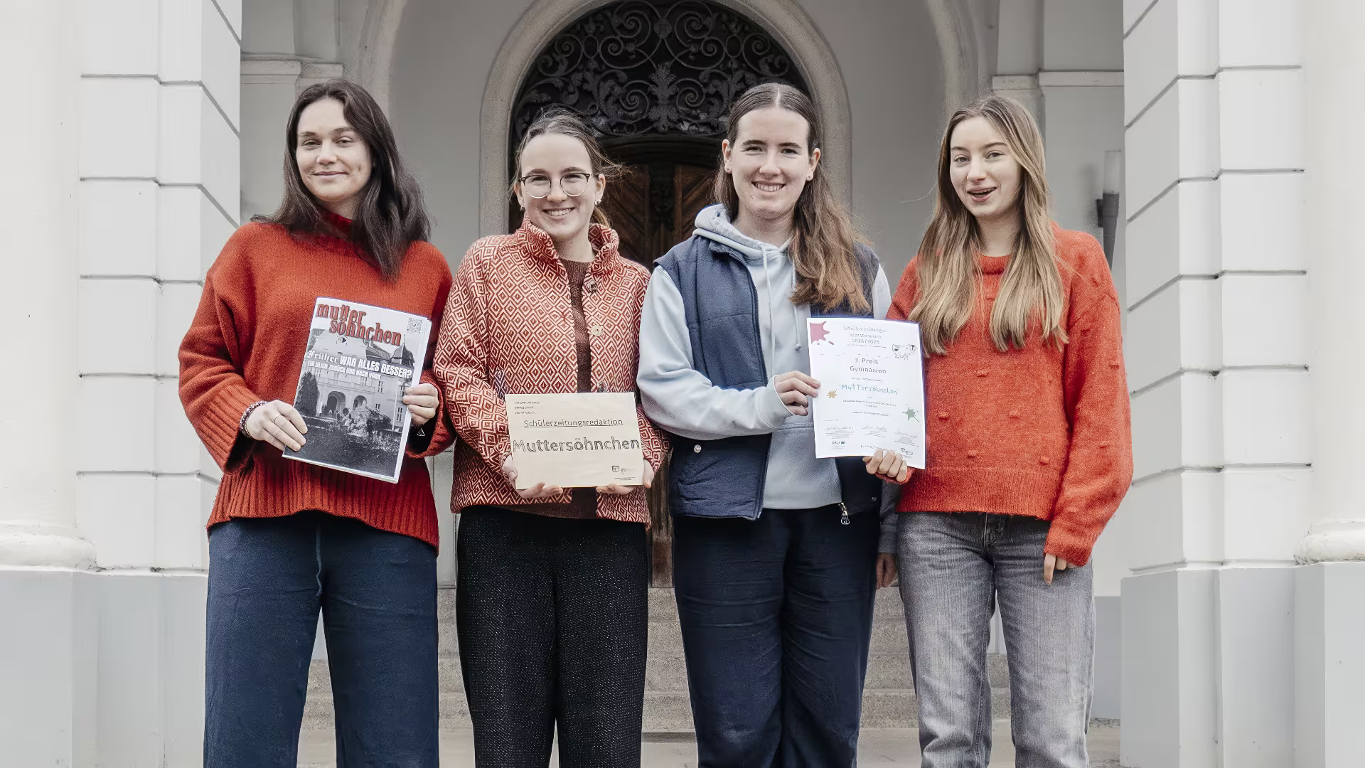 Muttersöhnchen auf dem Treppchen