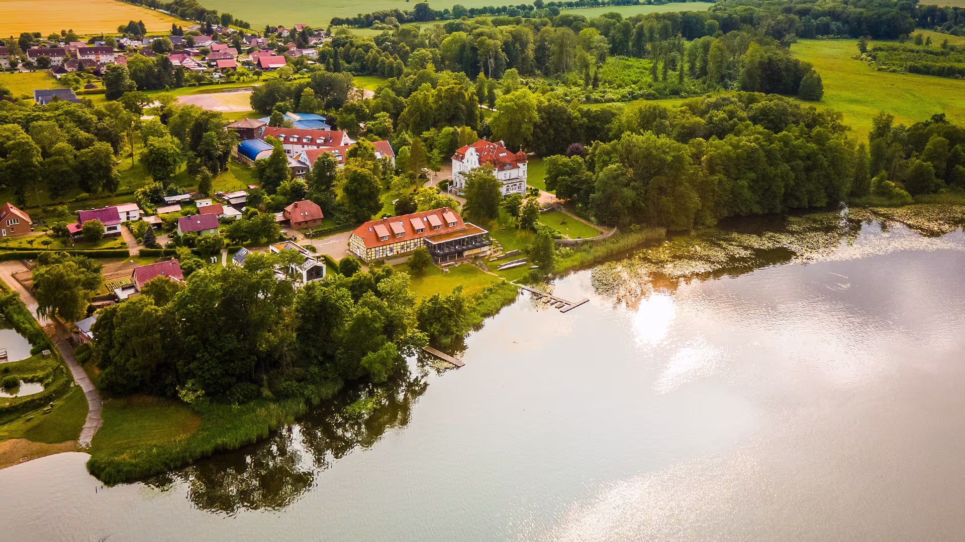Schloss Torgelow von der Seeseite aus