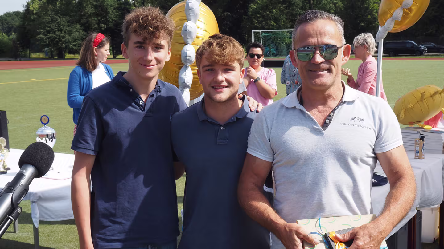 Rückblick, Auszeichnungen, Abschied – Schuljahresabschluss 2025 auf dem Sportplatz