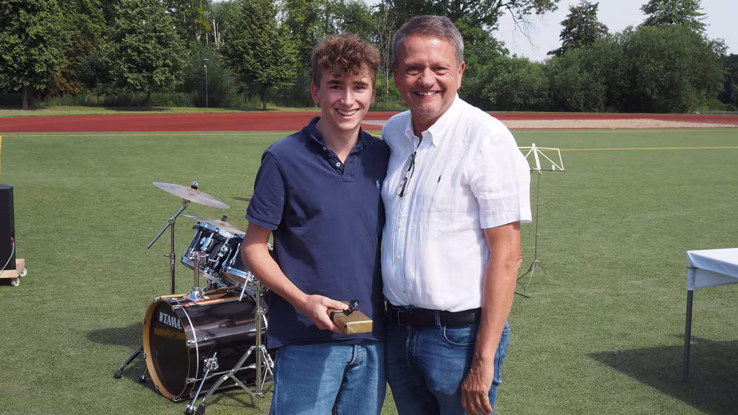 Rückblick, Auszeichnungen, Abschied – Schuljahresabschluss 2025 auf dem Sportplatz