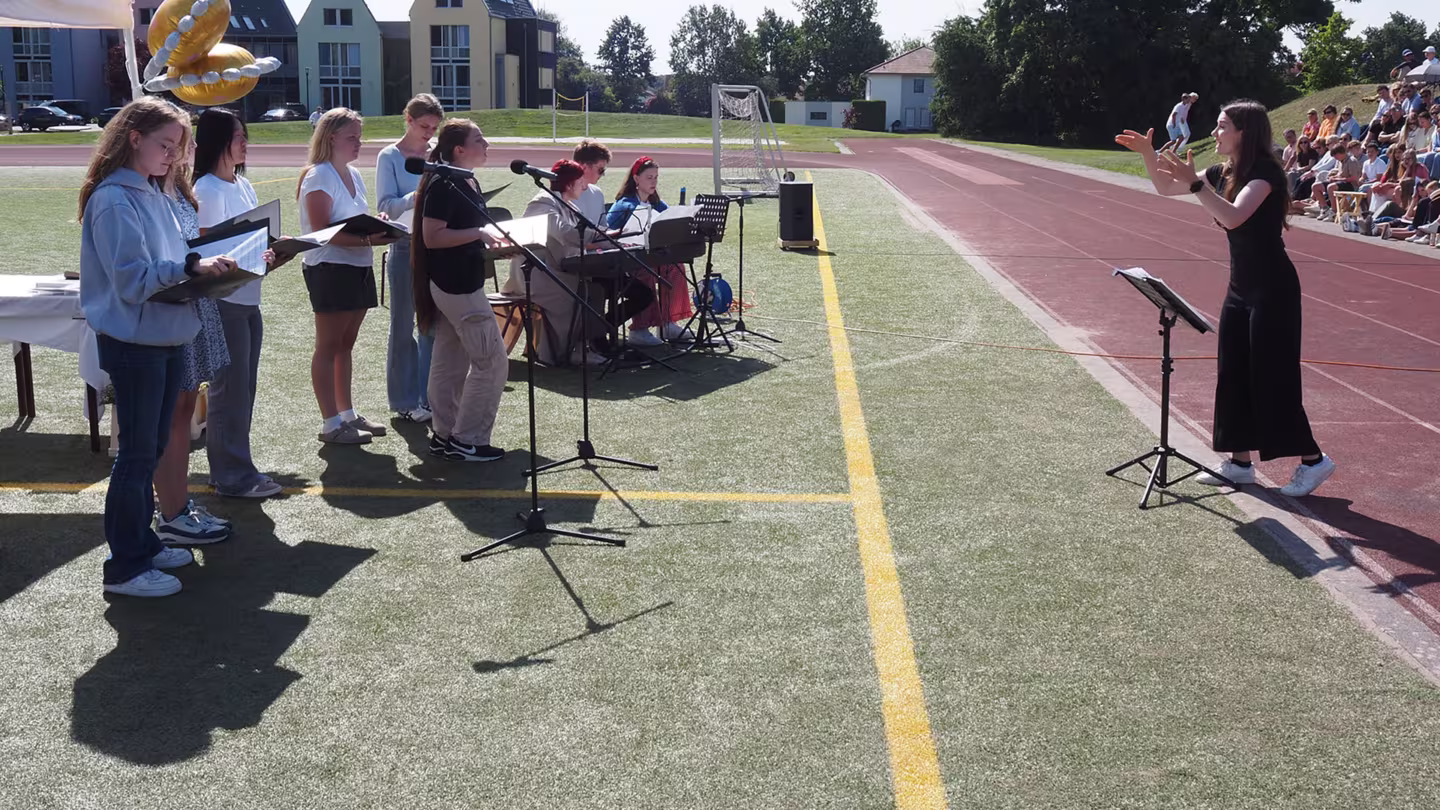 Rückblick, Auszeichnungen, Abschied – Schuljahresabschluss 2025 auf dem Sportplatz
