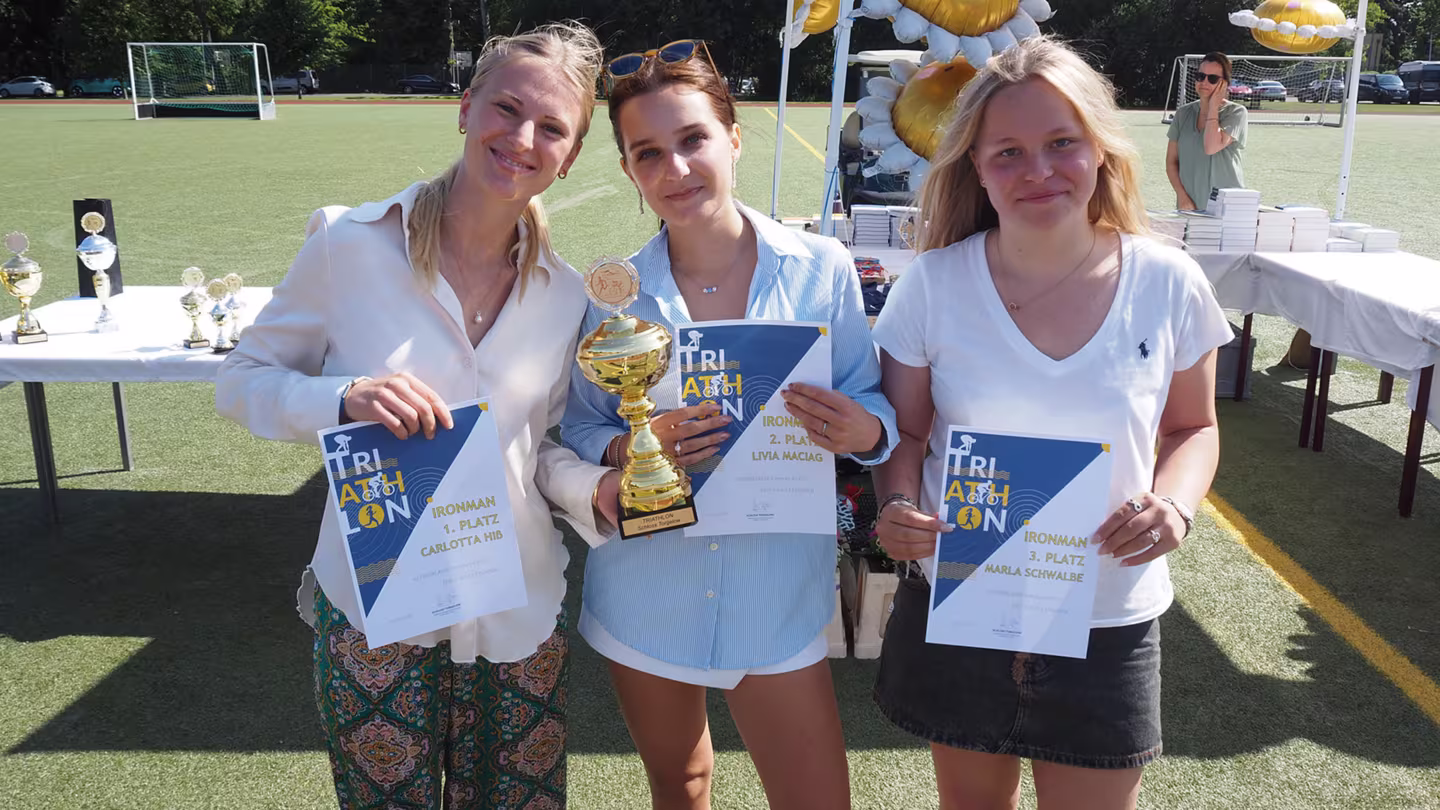 Rückblick, Auszeichnungen, Abschied – Schuljahresabschluss 2025 auf dem Sportplatz