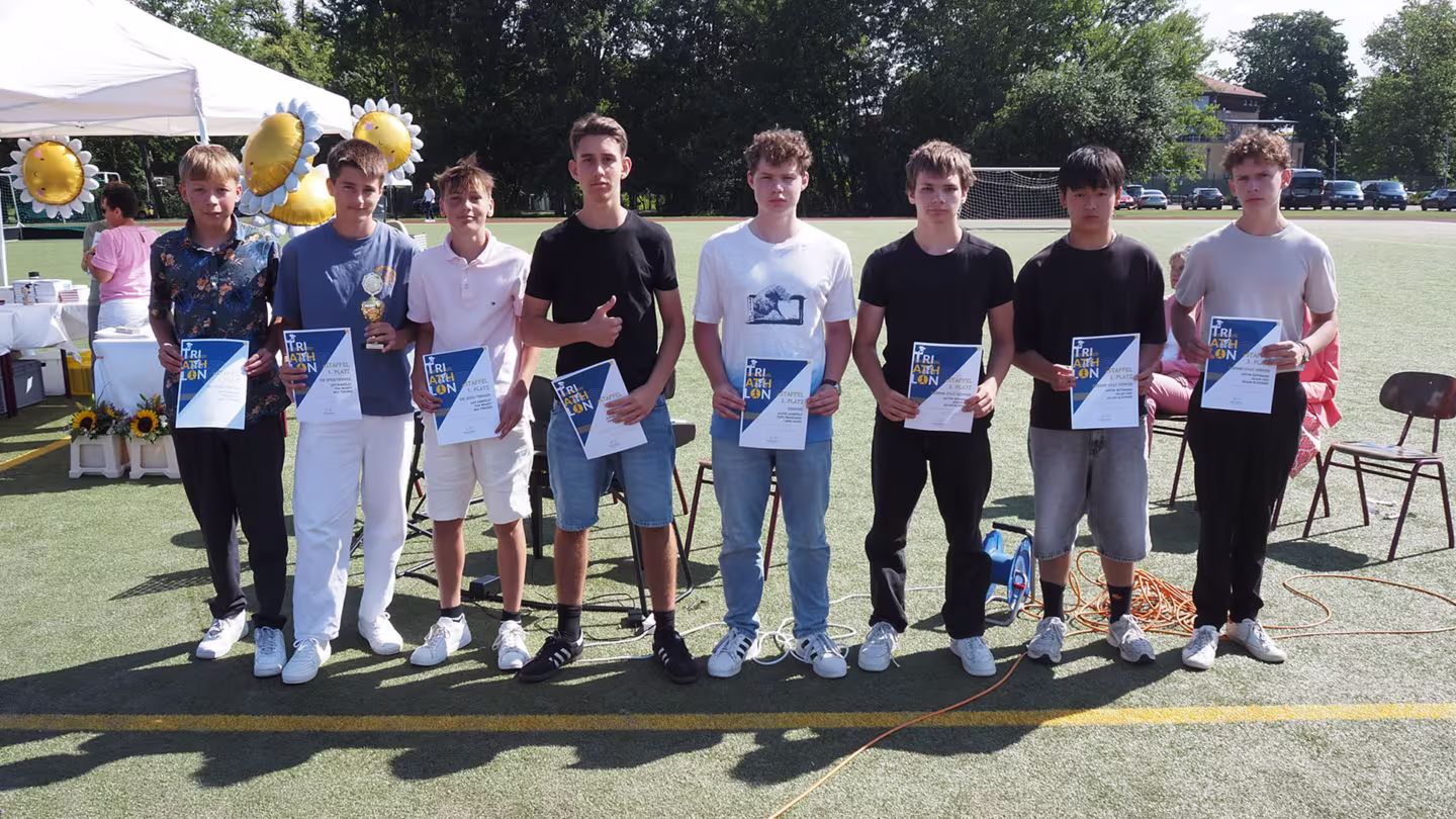 Rückblick, Auszeichnungen, Abschied – Schuljahresabschluss 2025 auf dem Sportplatz