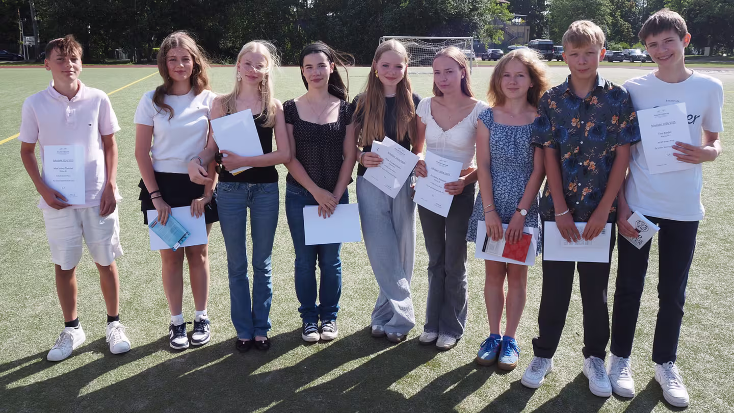Rückblick, Auszeichnungen, Abschied – Schuljahresabschluss 2025 auf dem Sportplatz