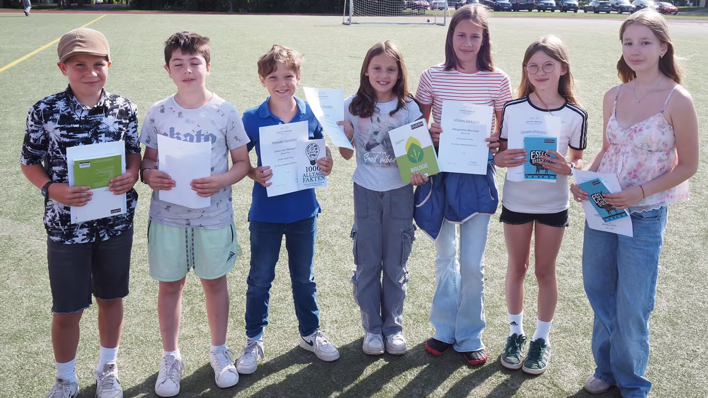 Rückblick, Auszeichnungen, Abschied – Schuljahresabschluss 2025 auf dem Sportplatz