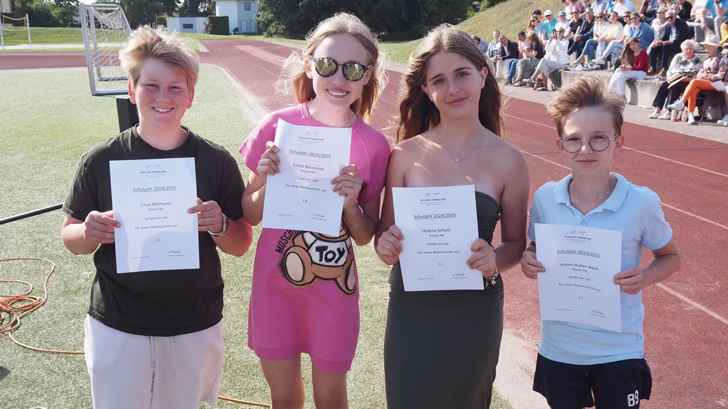 Rückblick, Auszeichnungen, Abschied – Schuljahresabschluss 2025 auf dem Sportplatz