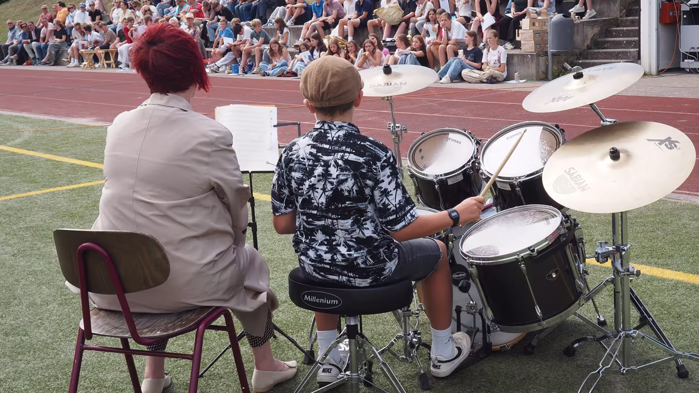 Rückblick, Auszeichnungen, Abschied – Schuljahresabschluss 2025 auf dem Sportplatz