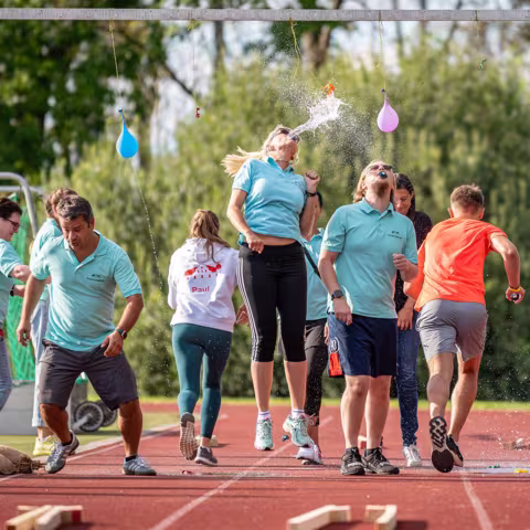 Schüler und Schülerinnen bei Takeshi’s Castle auf Schloss Torgelow