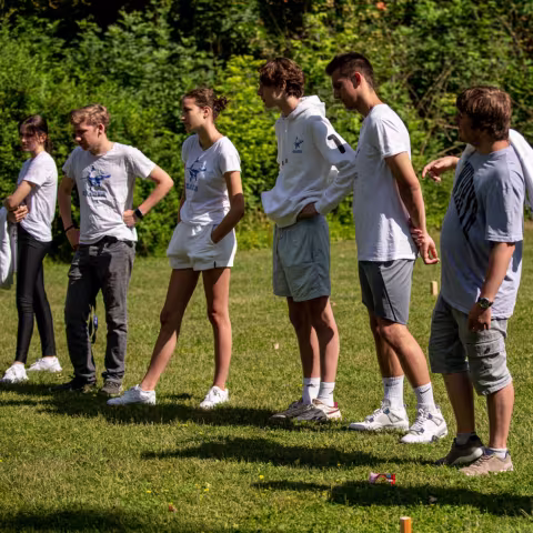 Schüler und Schülerinnen beim Teamwettkampf auf Schloss Torgelow