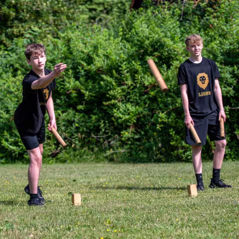 Schüler und Schülerinnen beim Teamwettkampf auf Schloss Torgelow