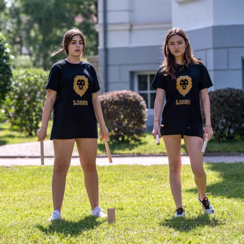 Schüler und Schülerinnen beim Teamwettkampf auf Schloss Torgelow