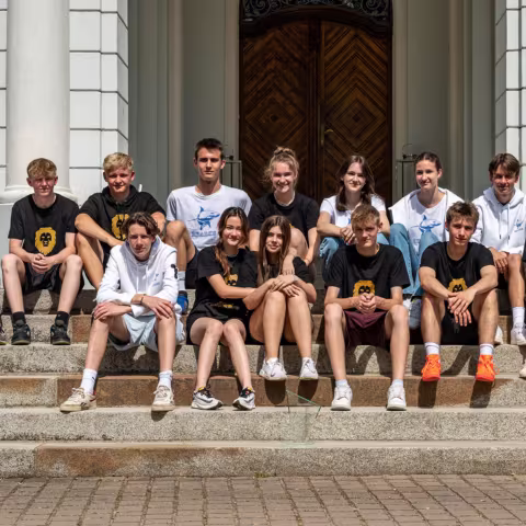 Schüler und Schülerinnen beim Teamwettkampf auf Schloss Torgelow