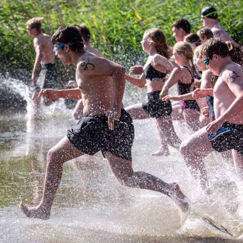Schüler und Schülerinnen beim Torgelow Triathlon