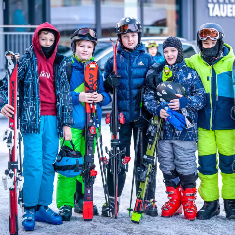 Schüler und Schülerinnen bei der Skifreizeit in Obertauern