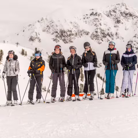 Schülerinnen bei der Skifreizeit in Obertauern
