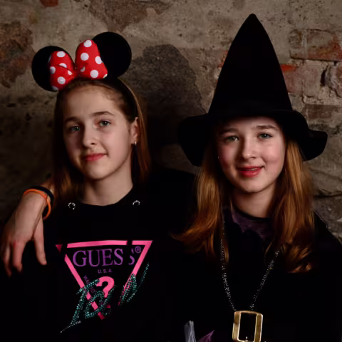 Schülerinnen auf der jährlichen Faschingsparty