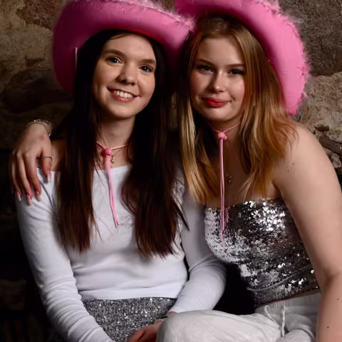 Schülerinnen auf der jährlichen Faschingsparty