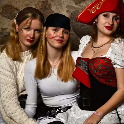 Schülerinnen auf der jährlichen Faschingsparty