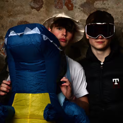 Schüler auf der jährlichen Faschingsparty