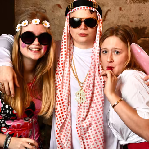 Schüler und Schülerinnen auf der jährlichen Faschingsparty