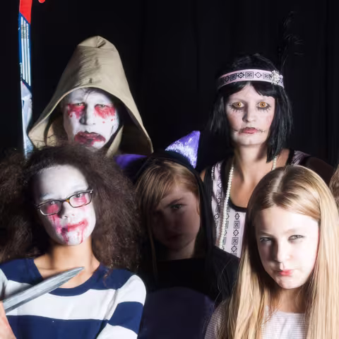 Schüler und Schülerinnen für Halloween verkleidet