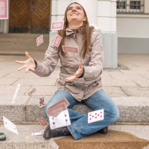 Schülerin mit Karten