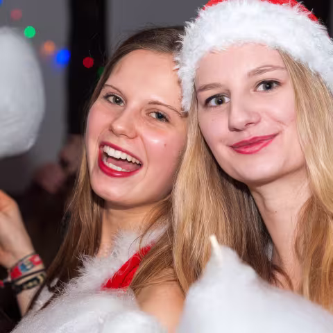 Schülerinnen beim Weihnachts-IWO