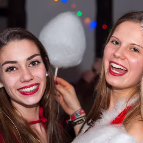 Schülerinnen beim Weihnachts-IWO