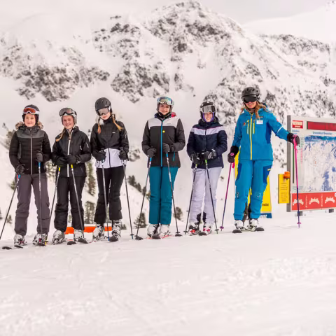 Schülerinnen bei der Skifreizeit in Obertauern