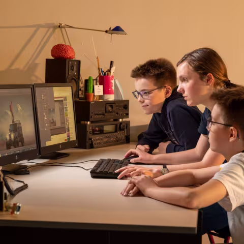 Schüler am Computer beim Bearbeiten eines Bildes