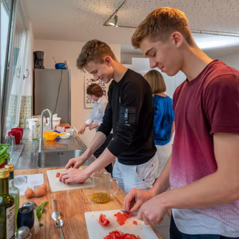 Projekt Kochen – Schüler schneiden Tomaten