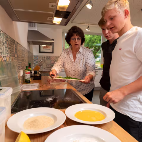 Projekt Kochen – Schüler am Herd