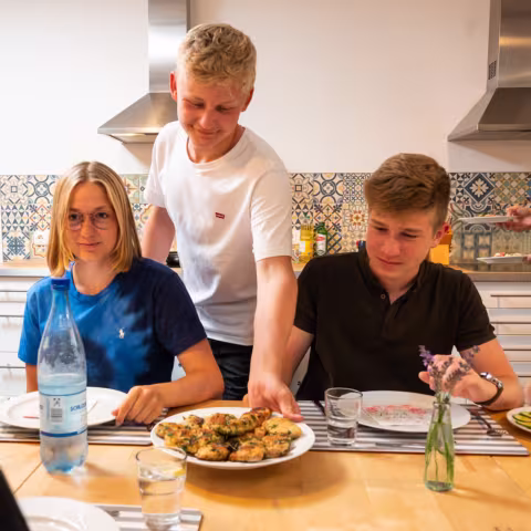 Projekt Kochen – Schüler serviert Gericht