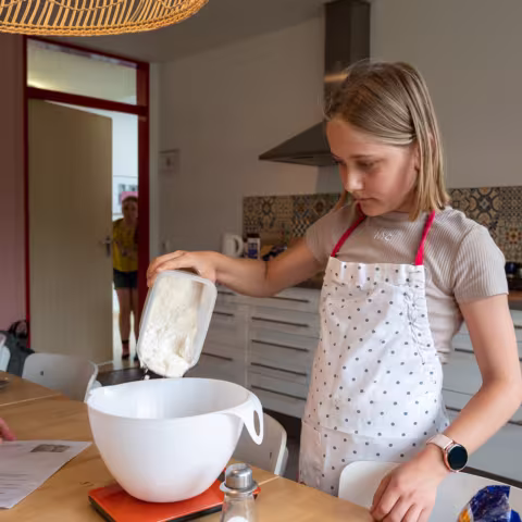 Projekte: Schüler beim Backen