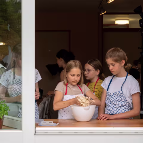 Projekte: Schüler beim Backen