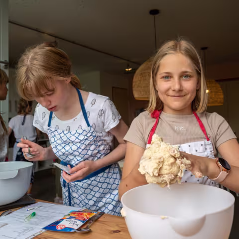 Projekte: Schüler beim Backen