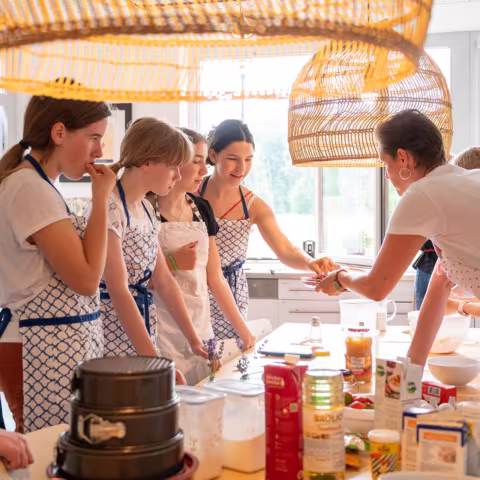 Projekte: Schüler beim Backen
