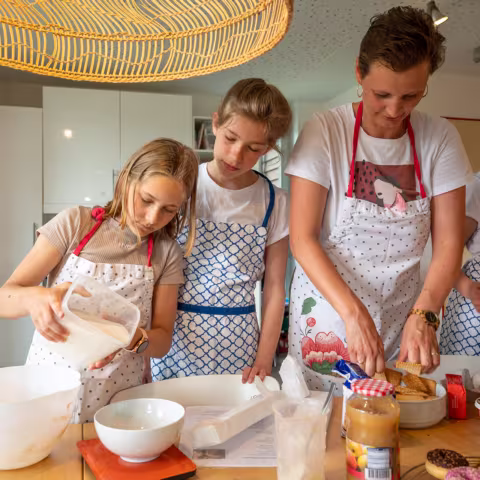 Projekte: Schüler beim Backen