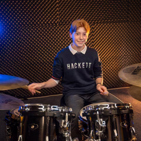 Kultur im Schloss Torgelow: Schlagzeug spielen