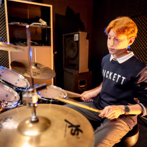 Kultur im Schloss Torgelow: Schlagzeug spielen