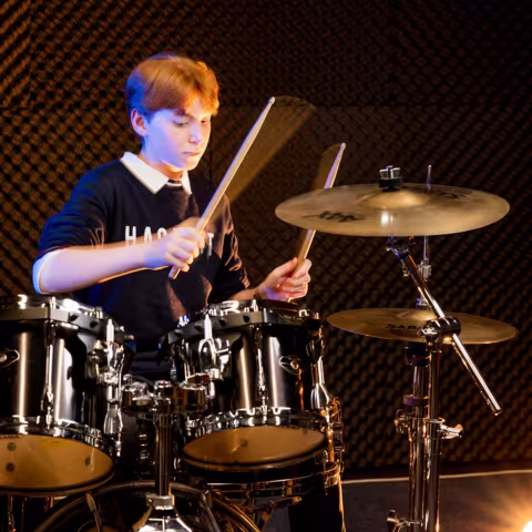 Kultur im Schloss Torgelow: Schlagzeug spielen