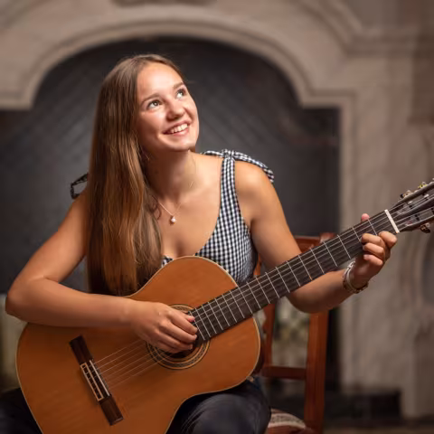 Kultur im Schloss Torgelow: Schülerin beim Gitarre spielen