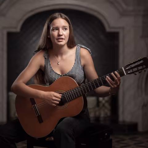 Kultur im Schloss Torgelow: Schülerin beim Gitarre spielen