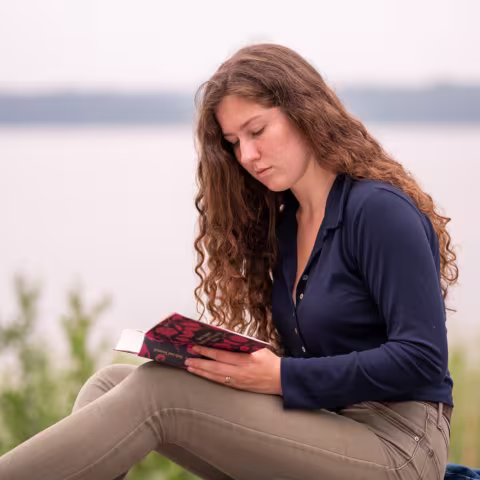 Kultur im Schloss Torgelow: Schülerin beim Lesen
