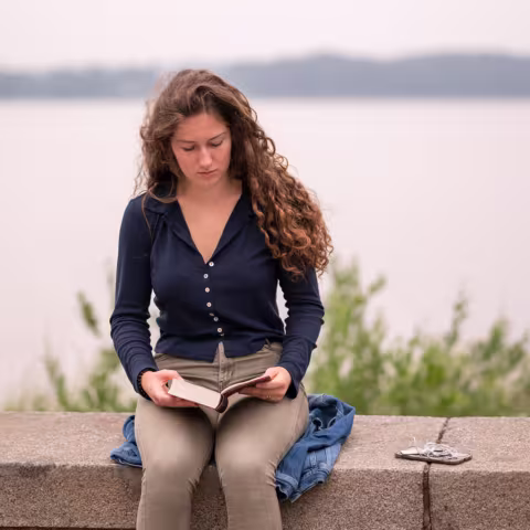 Kultur im Schloss Torgelow: Schülerin beim Lesen