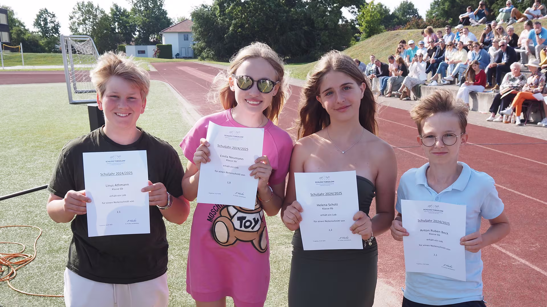 Rückblick, Auszeichnungen, Abschied – Schuljahresabschluss 2025 auf dem Sportplatz