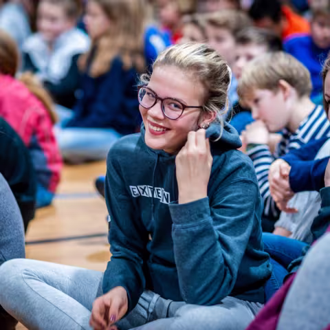 Leben im Internat und soziales Miteinander: Schülerin bei Ausflug